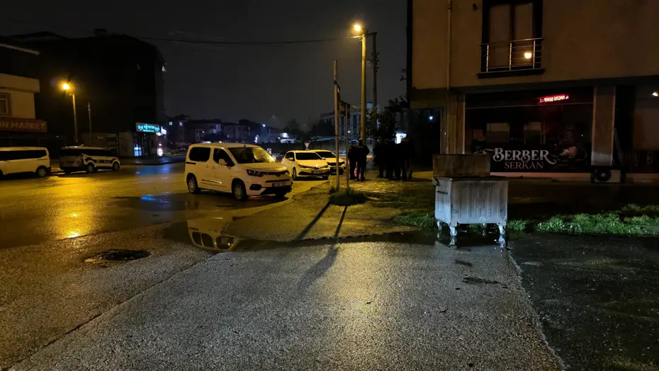 Düzce'de 14 Yaşındaki Çocuk Otobüs Durağında Silahla Vurulmuş Halde Bulundu