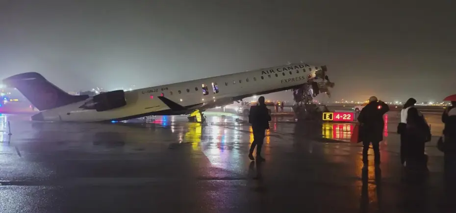 New York LaGuardia Havalimanı'nda Uçak ve İtfaiye Aracı Çarpıştı