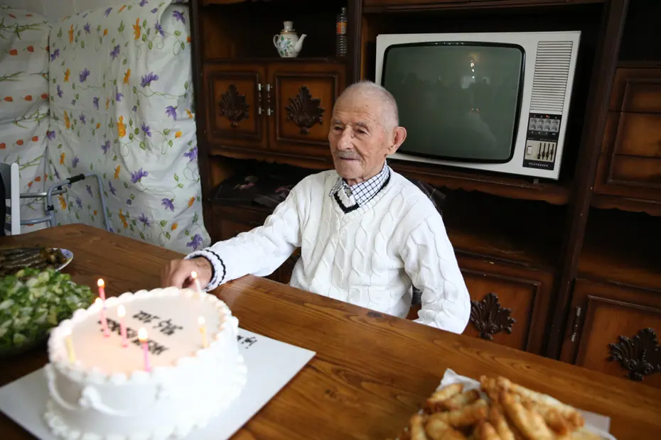 102 Yaşındaki Hüseyin Dede'nin Uzun Yaşam Sırrı: Doğal Beslenme ve Aktif Hayat