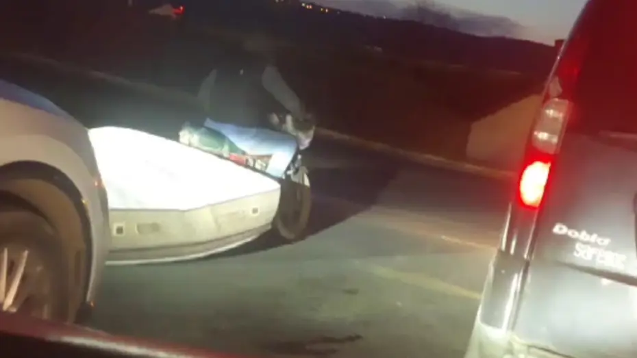 Tekirdağ'da Motosiklet Sürücüsünün Yatak Taşıma Girişimi Tehlike Yarattı
