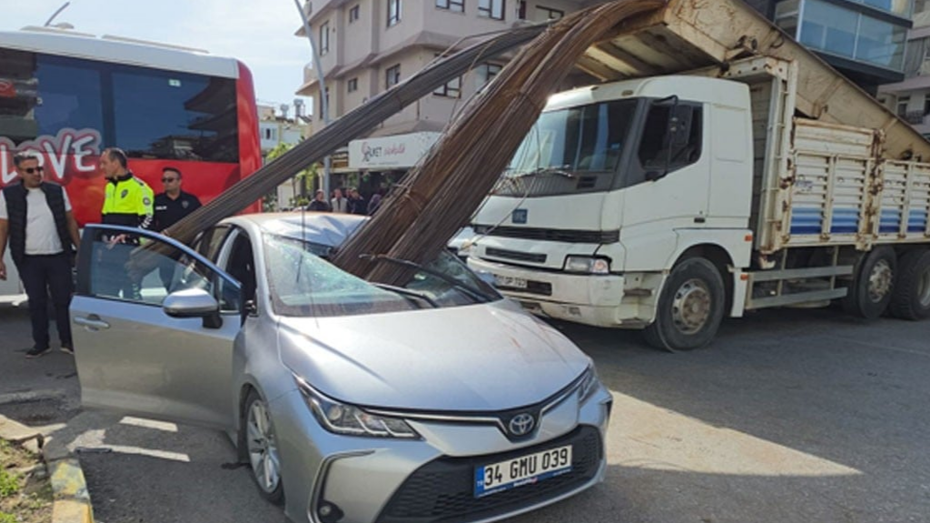 Antalya'da Korkutan Kaza: Kamyondan Kayan Demirler Otomobile Saplandı