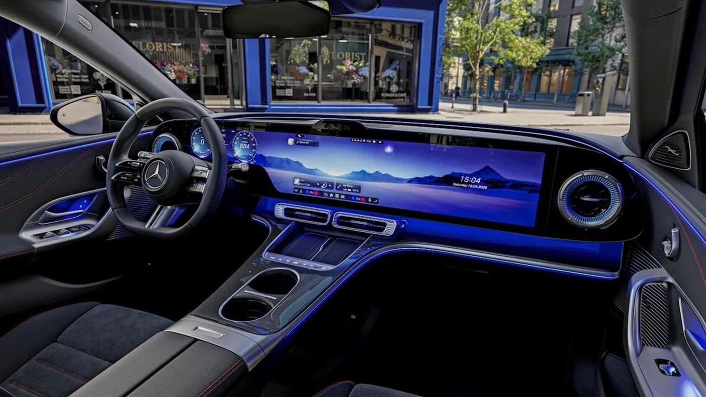 Mercedes'ten Gövde Gösterisi: Elektrikli Yeni C-Serisi'nin 39 İnç Ekranlı İç Mekanı Paylaşıldı