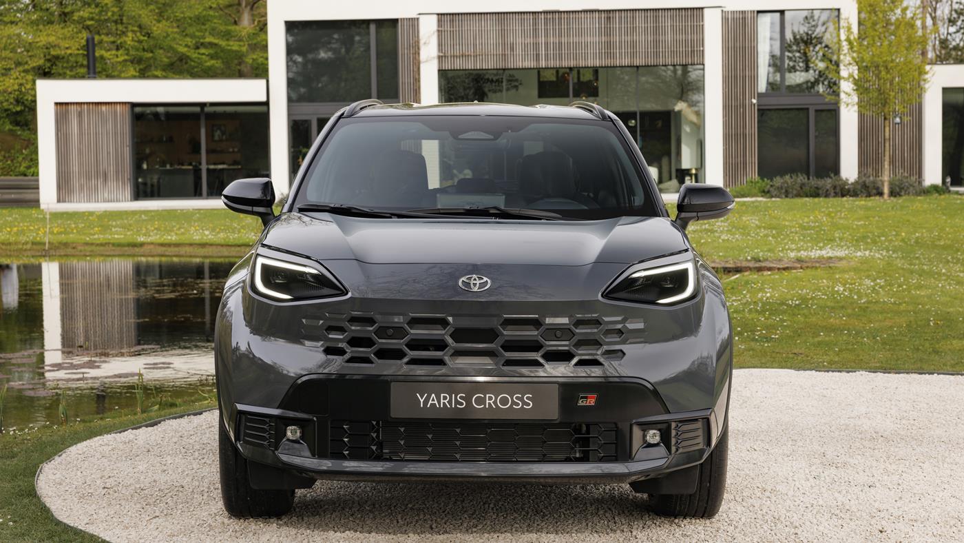 Yenilenen Toyota Yaris Cross Tanıtıldı: Tasarım, Hibrit Motor ve Teknoloji Özellikleri