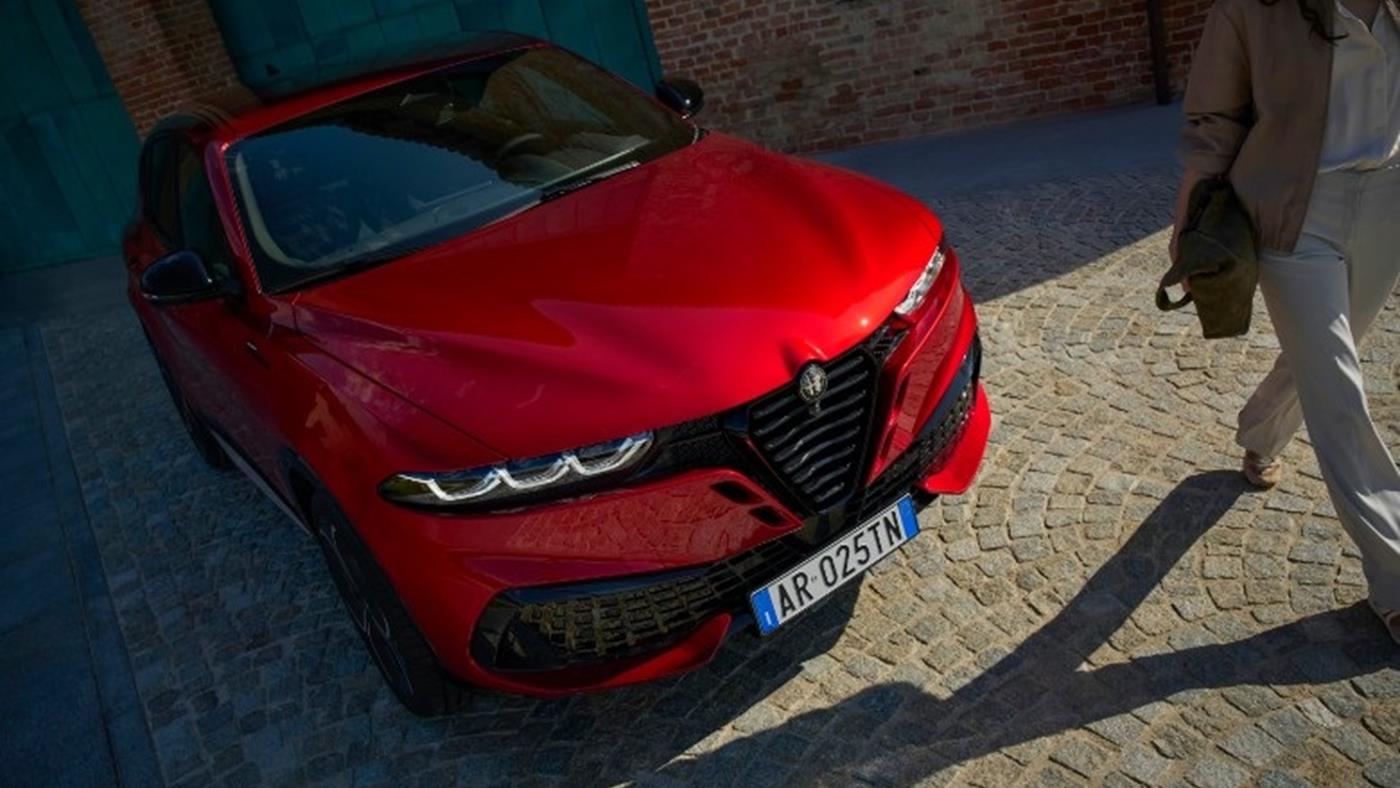 Yenilenen Alfa Romeo Tonale Türkiye'de: Hibrit Motorlu C-SUV'un Fiyatı ve Özellikleri