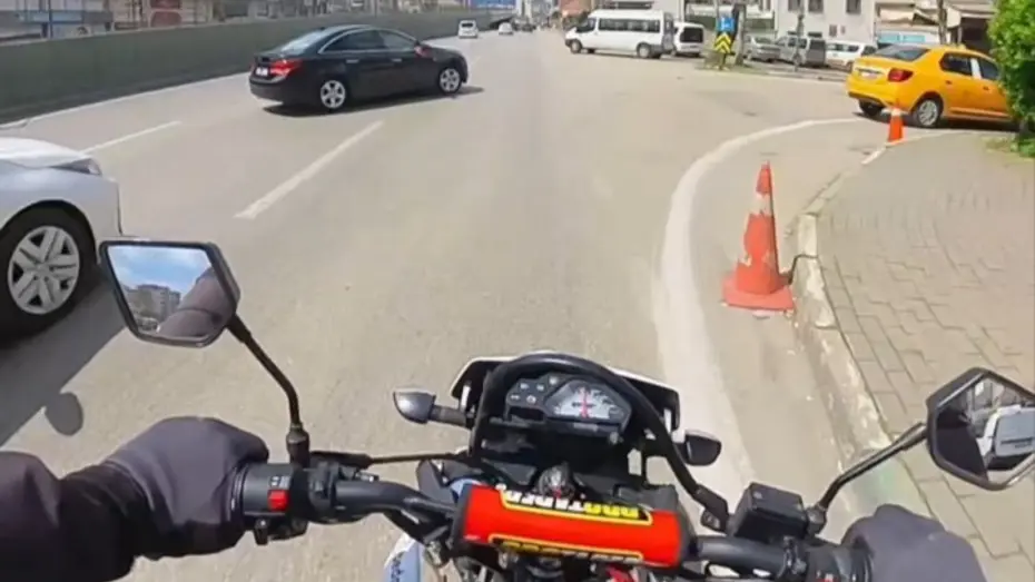 Bursa'da Korkutan Kaza: Hatalı Dönüş Yapan Otomobil Motosiklete Çarptı