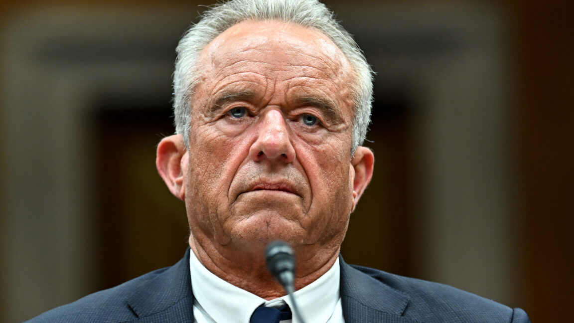 RFK Jr. Aşı Karşıtı Tutumunu Sürdürüyor: CDC'nin Pozitif COVID-19 Verileri İptal Edildi