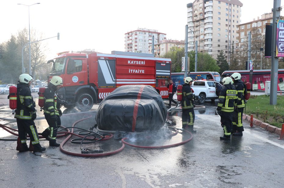 Kayseri'de Yanan Elektrikli Otomobile 'Yangın Battaniyesi' ile Yenilikçi Müdahale