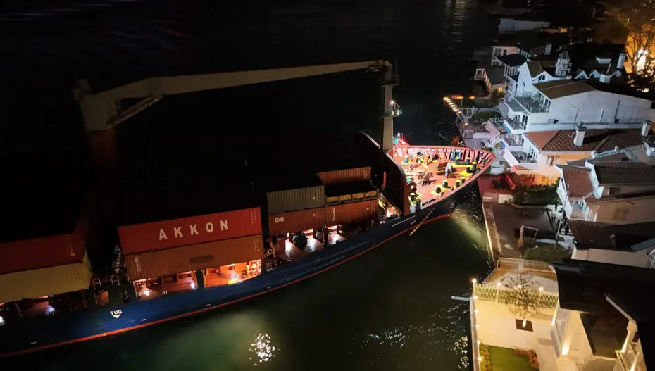 İstanbul Boğazı'nda Gemi Arızası: Kappa İsimli Gemi Yalıya Çarpmaya Metreler Kala Karaya Oturdu