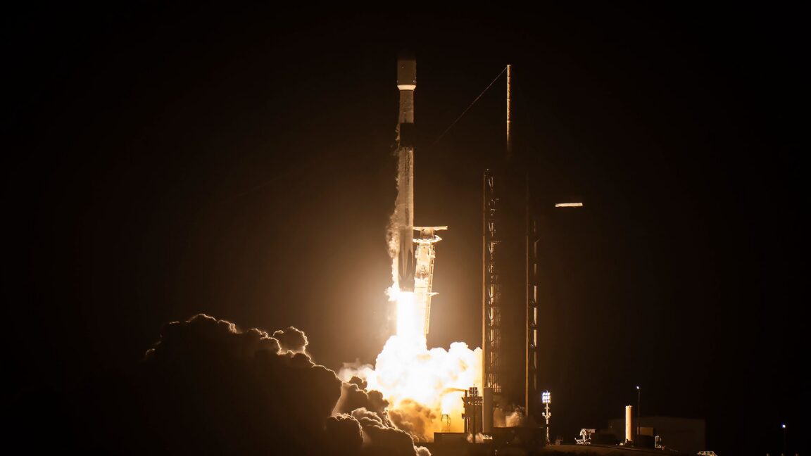 SpaceX Falcon 9 Roketi Ses Hızının Yedi Katı Hızla Ay'a Çarpacak