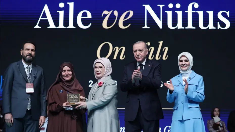 Emine Erdoğan'dan 'Aile ve Nüfus Vizyonu' Mesajı: Doğurganlık Hızı Alarm Veriyor