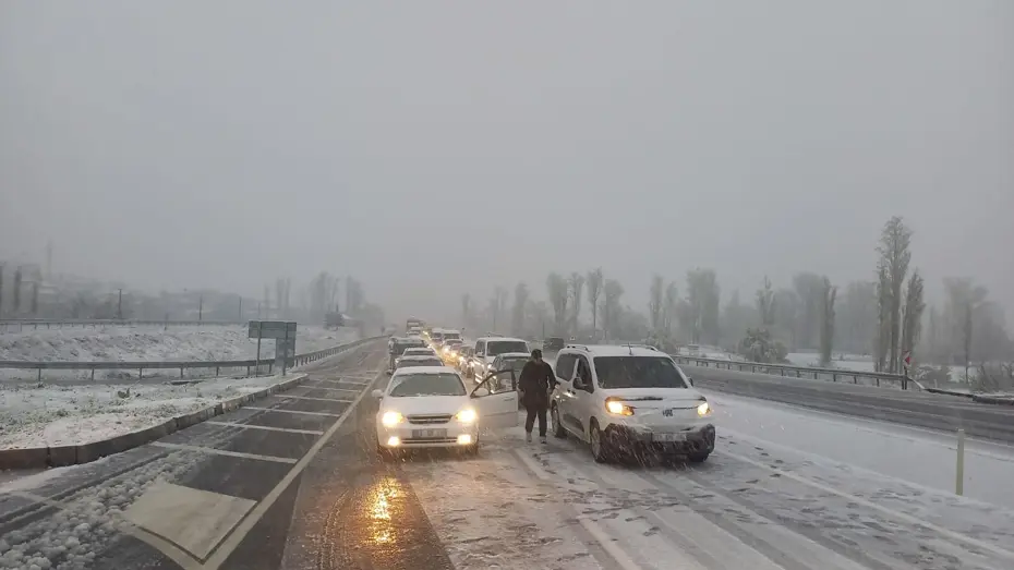 Afyonkarahisar'da Bahar Karı Hayatı Felç Etti: İki İlçede Eğitime Ara Verildi