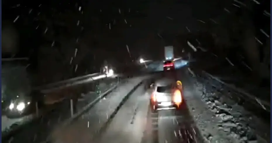 Mayıs Ayında Kar Sürprizi: Afyonkarahisar'da Yollar Kapandı, Eğitime Ara Verildi