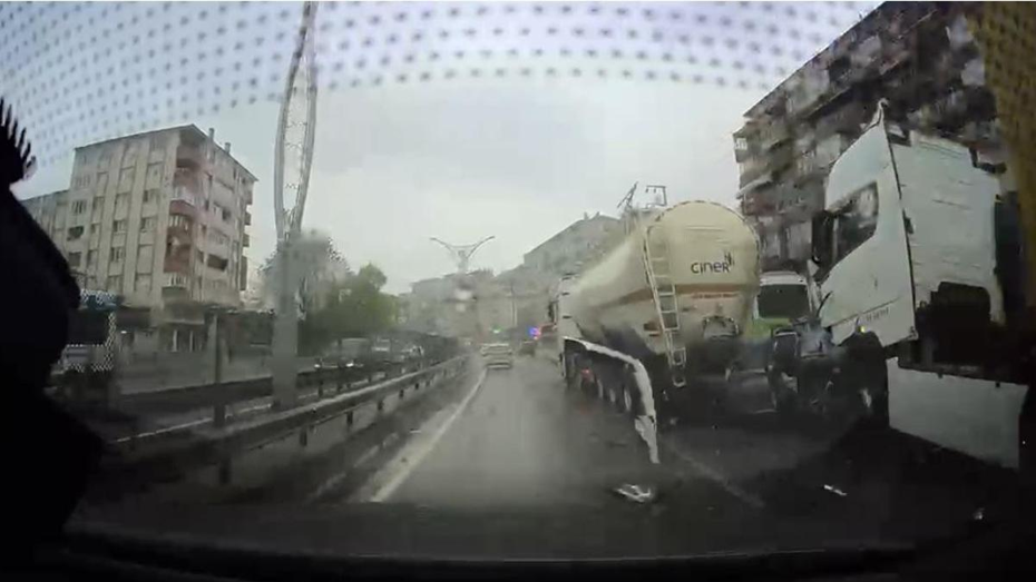 Kocaeli'de Zincirleme Kaza: Otomobil TIR ve Tanker Arasına Sıkıştı