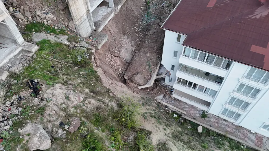 Nevşehir'de Facianın Eşiğinden Dönüldü: Çöken İstinat Duvarı Evlere Girdi, 10 Daire Tahliye Edildi