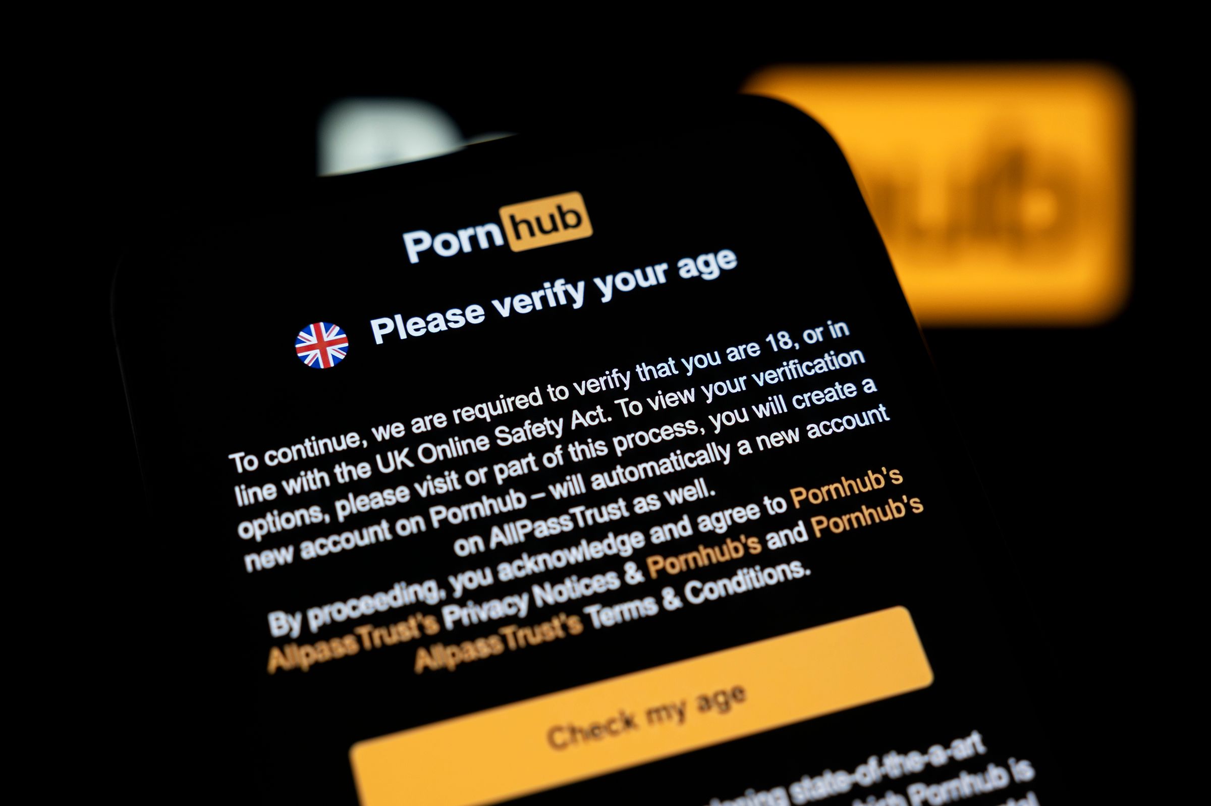 Pornhub, Apple'ın Yaş Doğrulama Sistemiyle İngiltere'deki Kullanıcılara Yeniden Açılıyor
