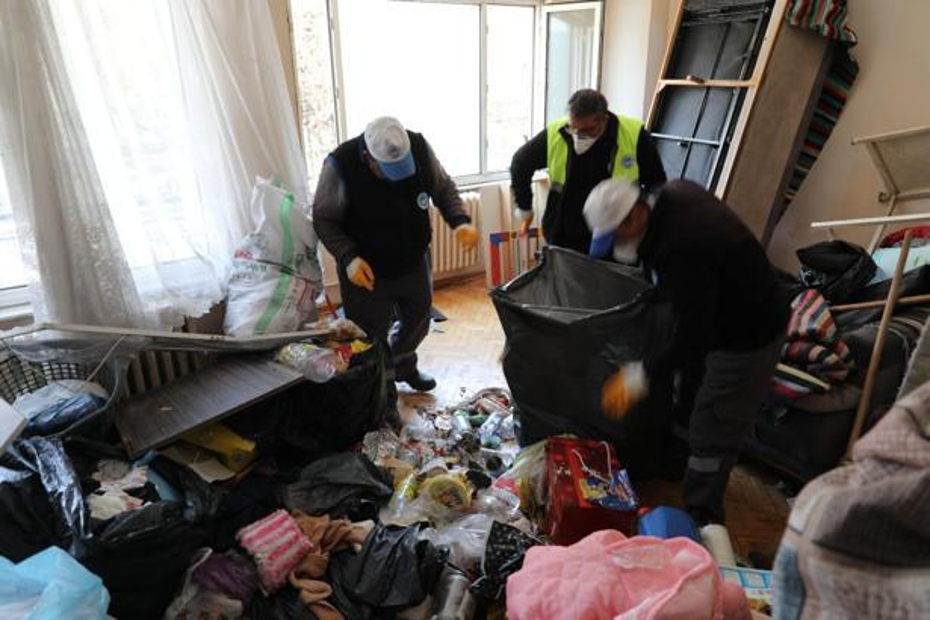 Eskişehir'de Çöp Ev Operasyonu: Çilingirle Girilen Daireden 5 Kamyon Çöp Çıktı
