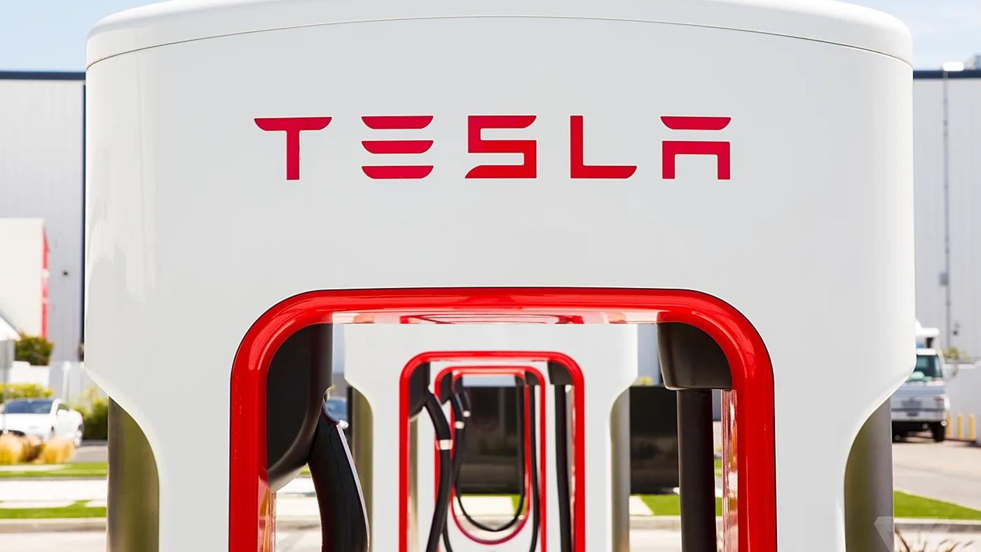 Tesla, Supercharger İstasyonlarındaki Yoğunluğu Sanal Kuyruk Sistemiyle Çözüyor