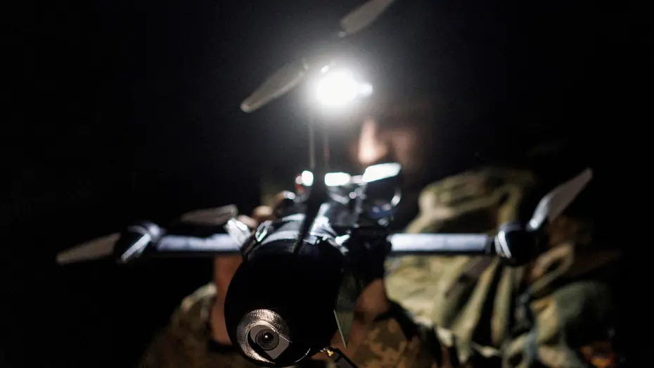 Ukrayna'dan Yapay Zeka Hamlesi: İnsan Müdahalesiz Otonom Drone Sürüleri Geliyor