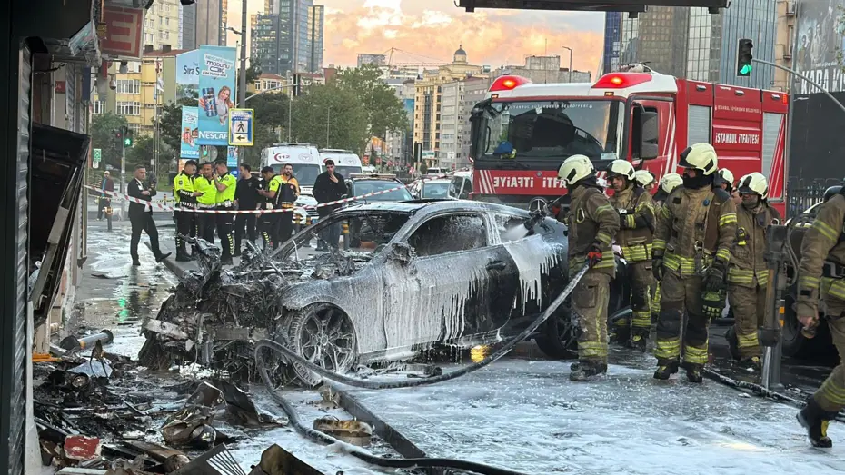 Şişli'de Kontrolden Çıkan Otomobil İş Yerine Girdi: 2 Yaralı