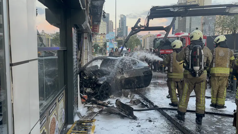 Şişli'de Korkutan Kaza: Otomobil İş Yerine Girdi, 2 Yaralı