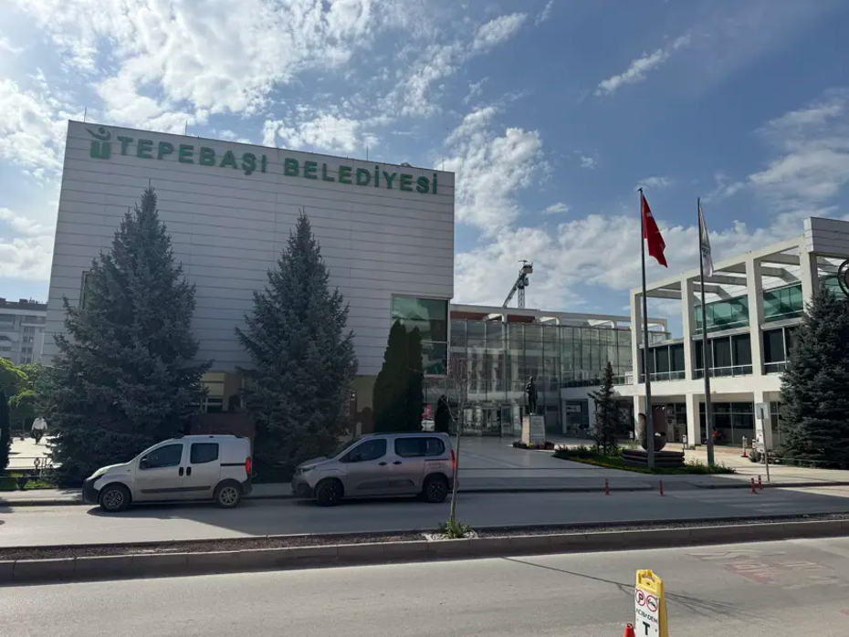 Tepebaşı Belediyesi'nde Yolsuzluk Operasyonu: Gizli Kripto Odası Bulundu, 25 Şüpheli Adliyede