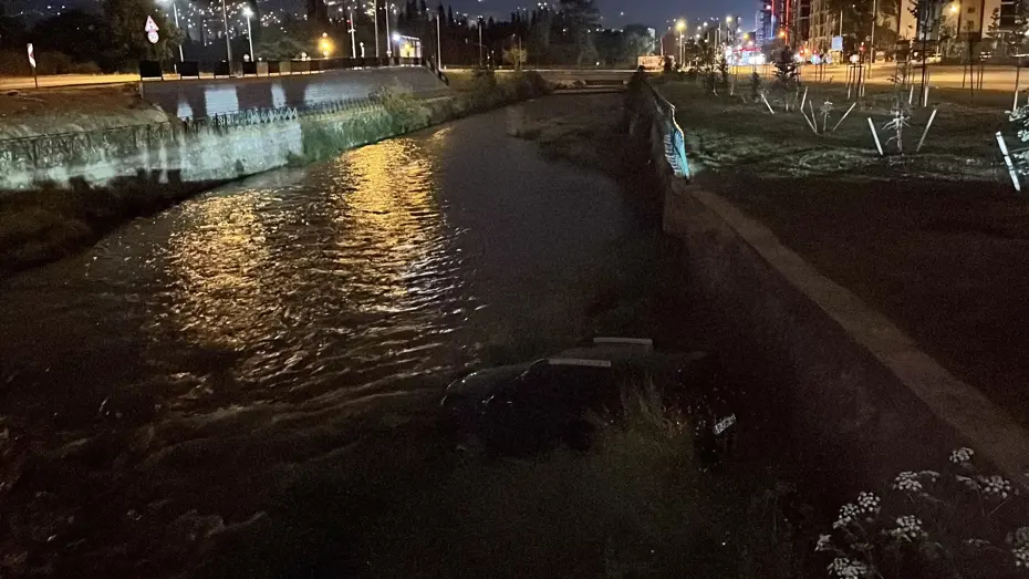 Bursa'da Dereye Uçan Otomobilin Sürücüsü Aracı Bırakıp Kaçtı