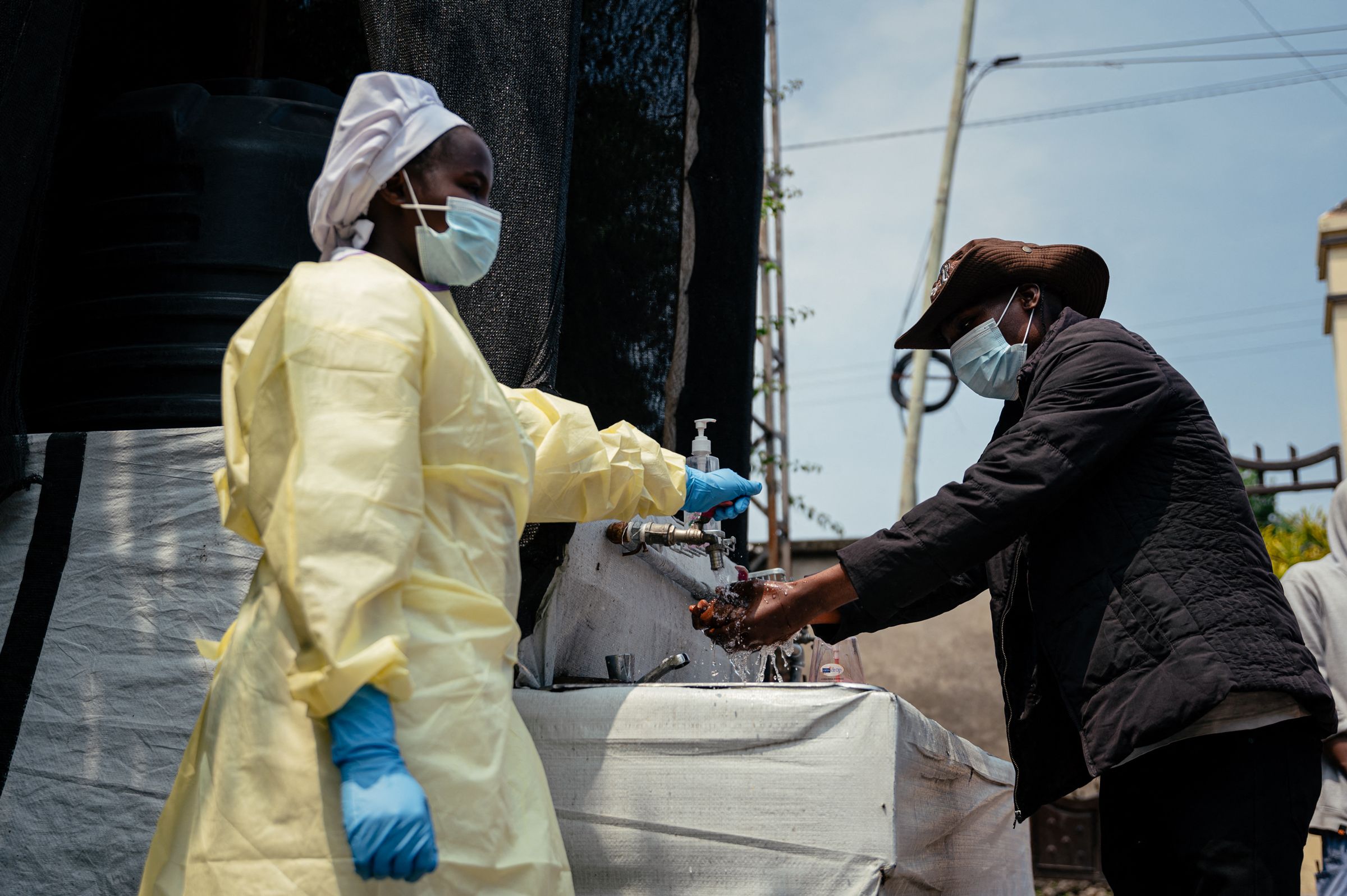 Trump Yönetiminin Kesintileri Afrika'daki Ebola Salgınını Nasıl Körükledi?