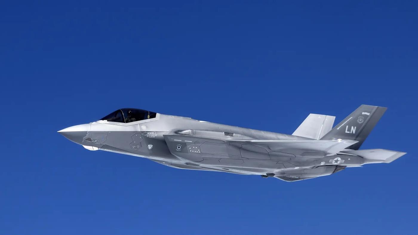 İngiltere'nin Yeni F-35 Savaş Uçakları İlk Uçuşta Arızalandı