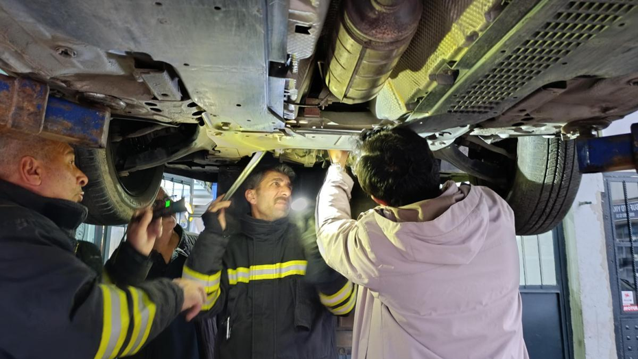 Erzincan'da Otomobilin Motoruna Sıkışan Yavru Kedi Sanayide Kurtarıldı