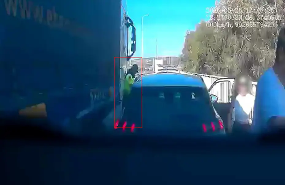 İzmir-Çeşme Otoyolunda Feci Kaza: Yardıma Koşan Jandarma Tır ile Otomobil Arasına Sıkıştı