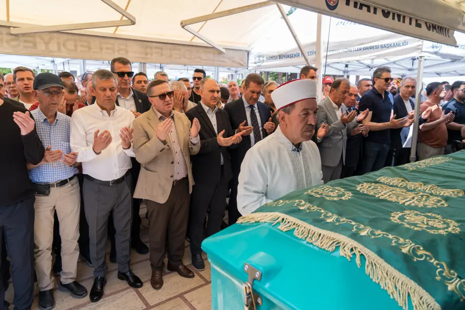 CHP Lideri Özgür Özel'in Acı Günü: Amcası Necati Özel Manisa'da Toprağa Verildi