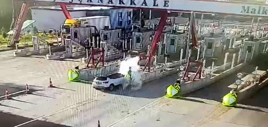 Tekirdağ'da Gişelere Çarpan Otomobilde Feci Kaza: 1 Ölü, 1 Yaralı