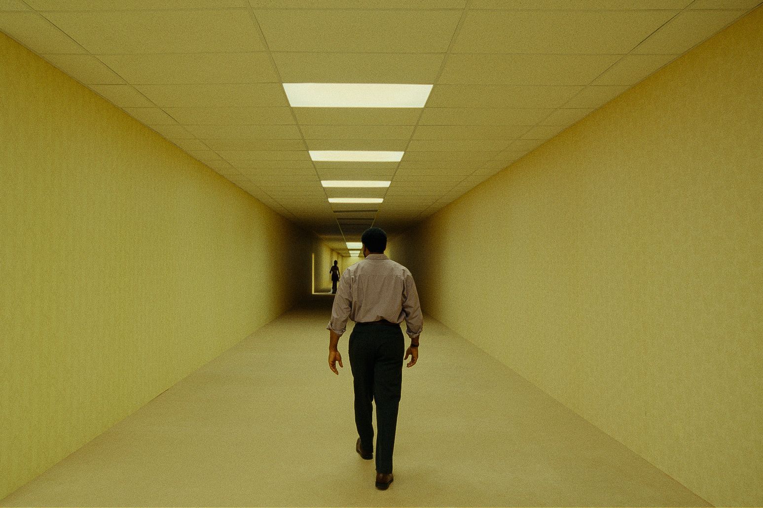 20 Yaşındaki Yönetmen Kane Parsons, İnternet Efsanesi 'Backrooms'u A24 Filmi Yaptı