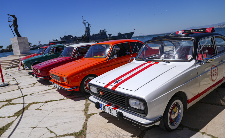 İzmir'de Klasik Otomobil Şöleni: AnadolFest 2026'da 45 Tarihi Araç Sergilendi