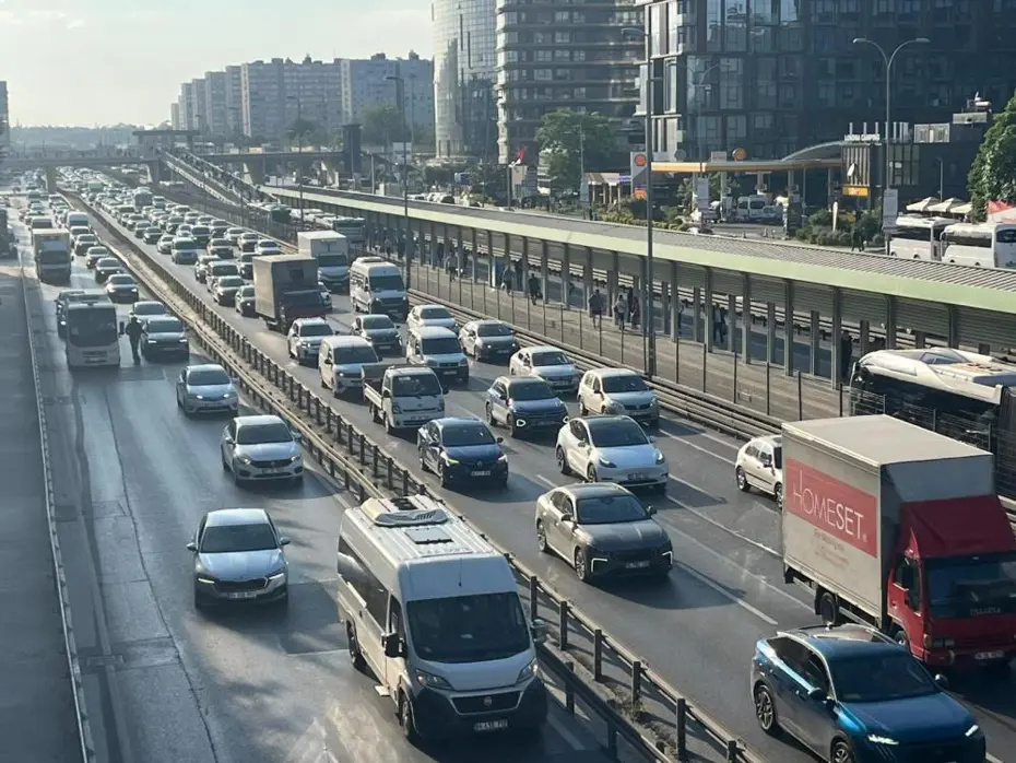 9 Günlük Tatil Bitti: İstanbul'da Mesainin İlk Gününde Trafik Çilesi