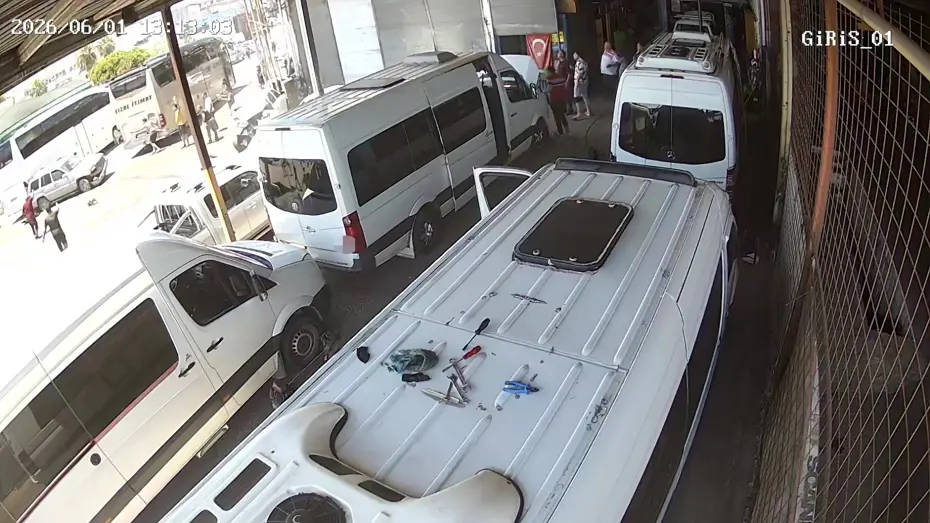 Antalya'da Kontrolden Çıkan Otomobil Sanayi Sitesinde 7 Araca Çarptı