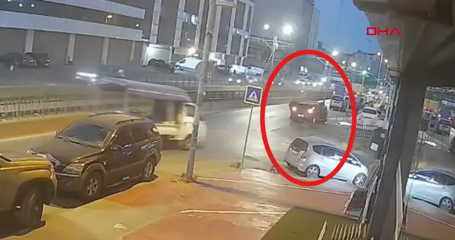 Sultangazi'de Şüpheli Kaza: Direğe Çarpan Otomobili Bırakıp Kaçtılar