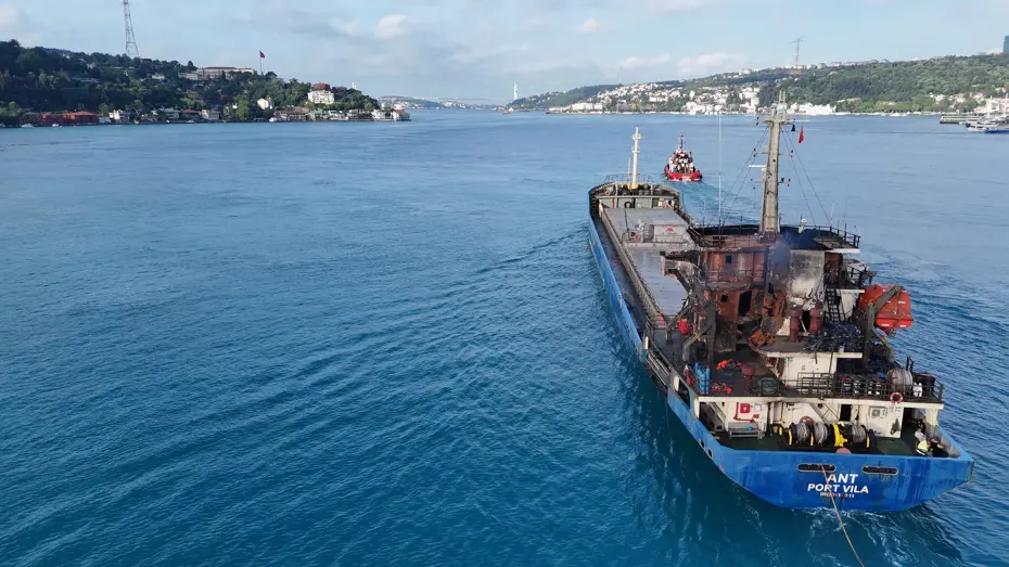 Karadeniz'de Drone Saldırısına Uğrayan Türk Gemisi 'ANT' İstanbul Boğazı'ndan Geçti