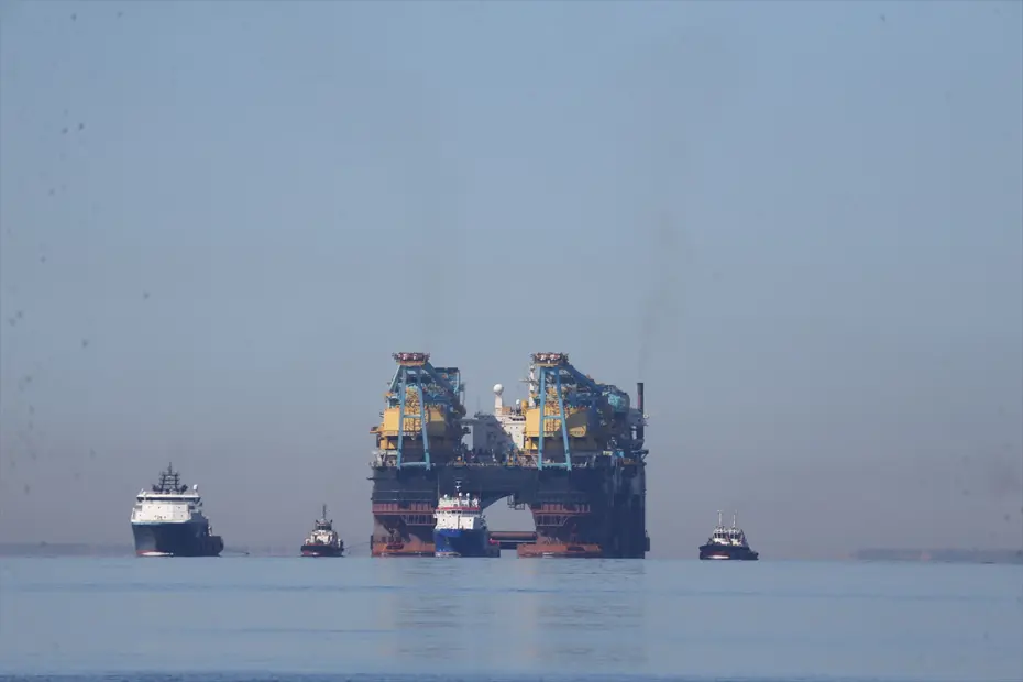 Dev Vinç Gemisi Saipem 7000 İstanbul Boğazı'ndan Geçiyor: Trafik Durduruldu