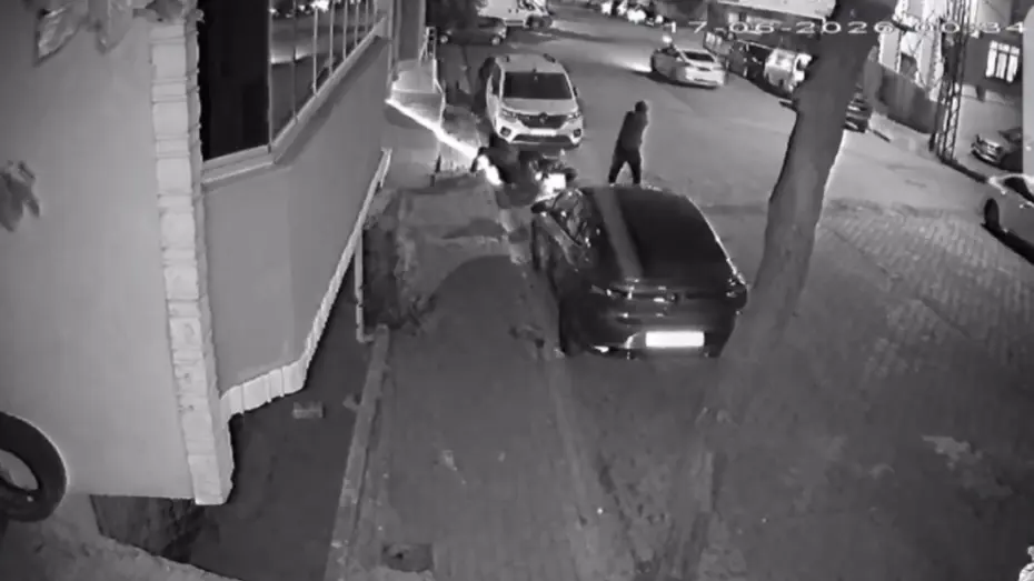 Esenyurt'ta Otomobil ve Motosikletli Gruplar Arasında Silahlı Çatışma