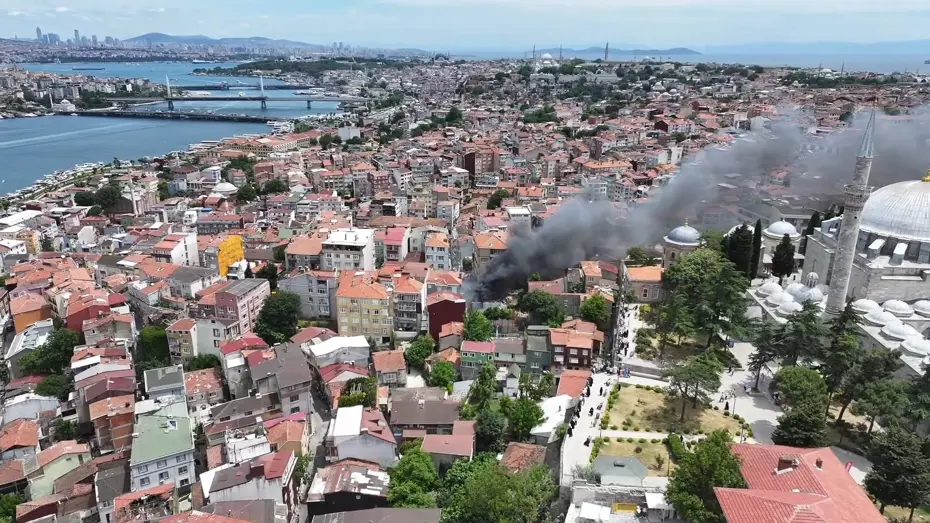 Fatih Balat'ta Otomobil Tamirhanesinde Korkutan Yangın
