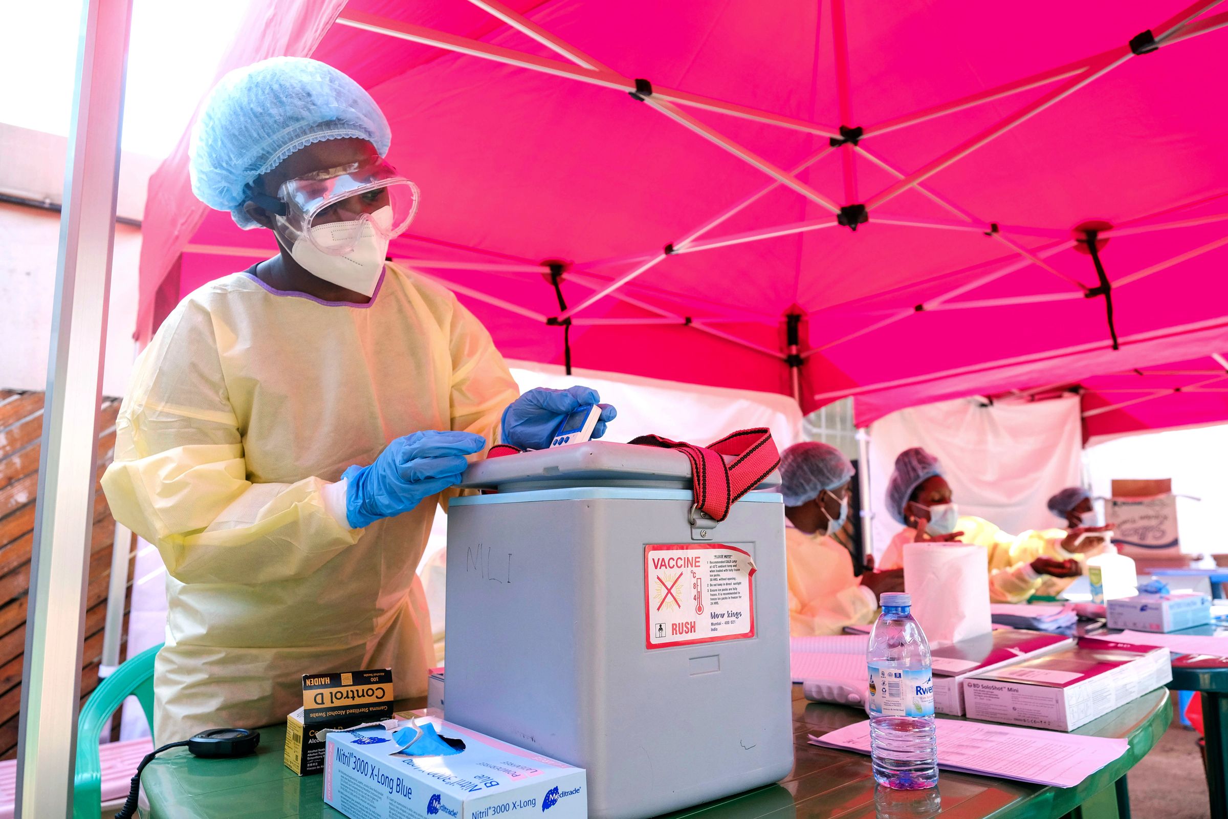 En Umut Verici Ebola Aşısı Fon Yetersizliği Nedeniyle 15 Yıldır Rafta Bekliyor