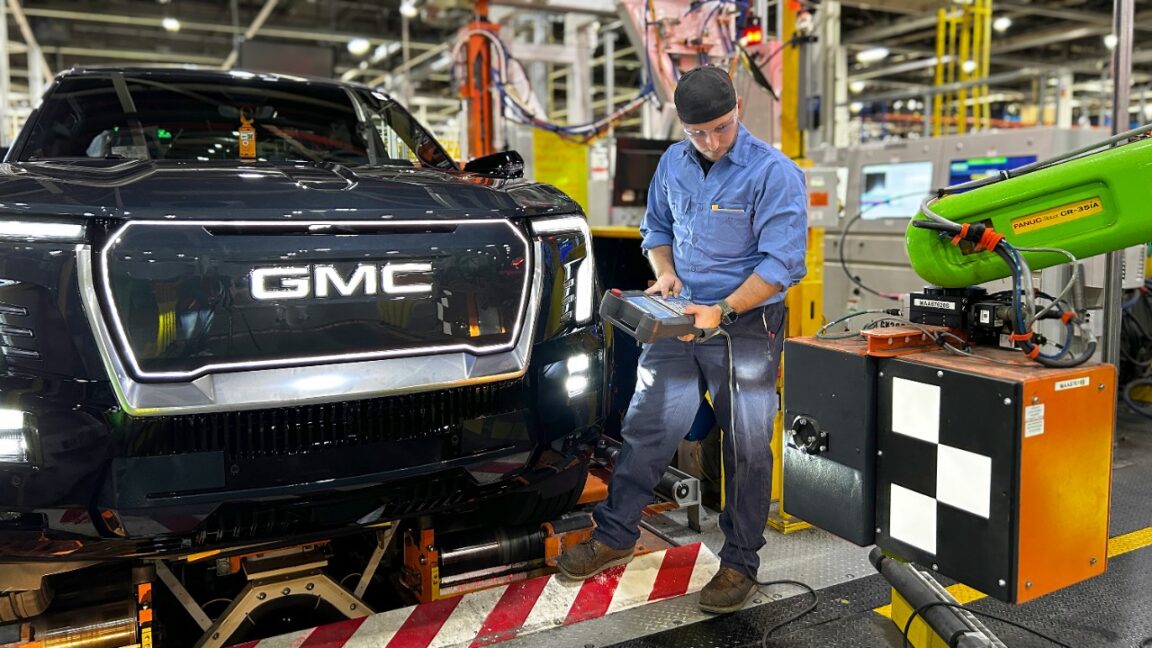 GM, 1.300 İşçiyi Çıkardıktan Sonra Elektrikli Araç Fabrikasına Robotlar Kurdu