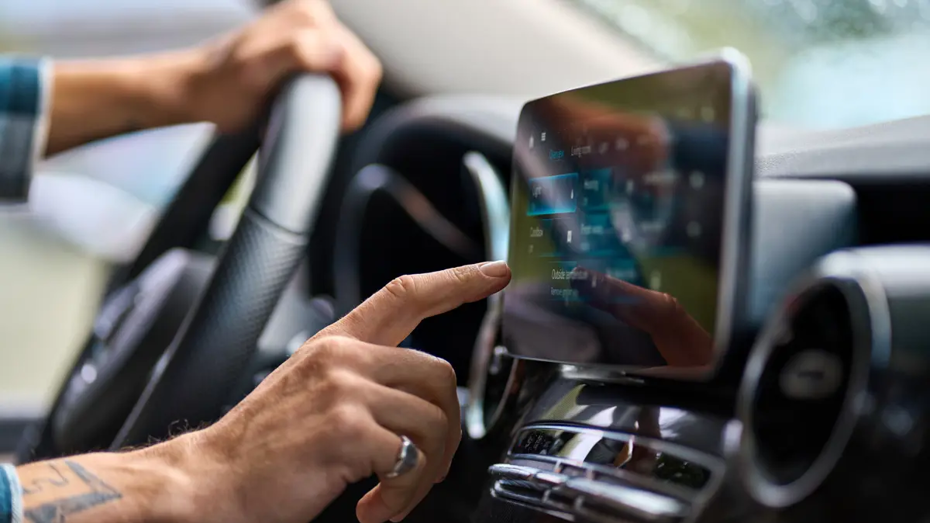 Yeni Trafik Yönetmeliği Yolda: Araçlarda Telefon Tutucu ve Multimedya Ekranlara Serbestlik Geliyor