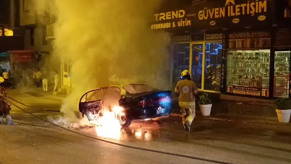 Bursa'da Seyir Halindeki Otomobil Yanarak Kullanılamaz Hale Geldi