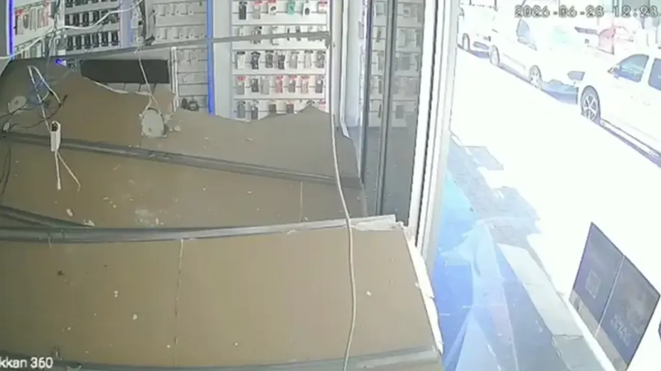 Adana'da Cep Telefonu Mağazasının Asma Tavanı Çöktü: O Anlar Kamerada