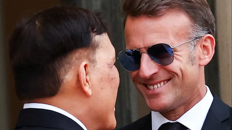 Macron'un Tayland Kralı Önünde Diz Çöktüğü İddiası Yapay Zeka Üretimi Çıktı