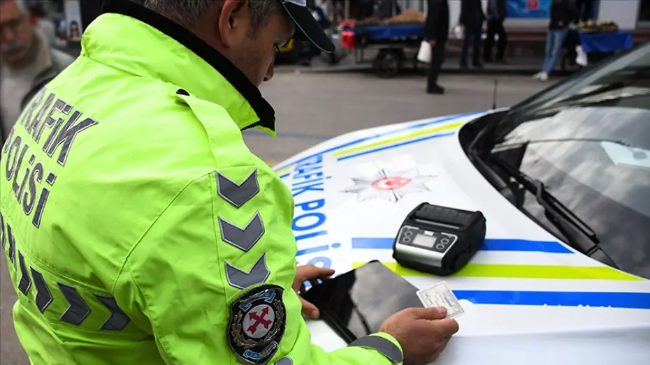 Araç İçi Multimedya Yönetmeliği Yayınlandı: Telefon Tutucu ve Ses Sistemlerine Yeni Kurallar