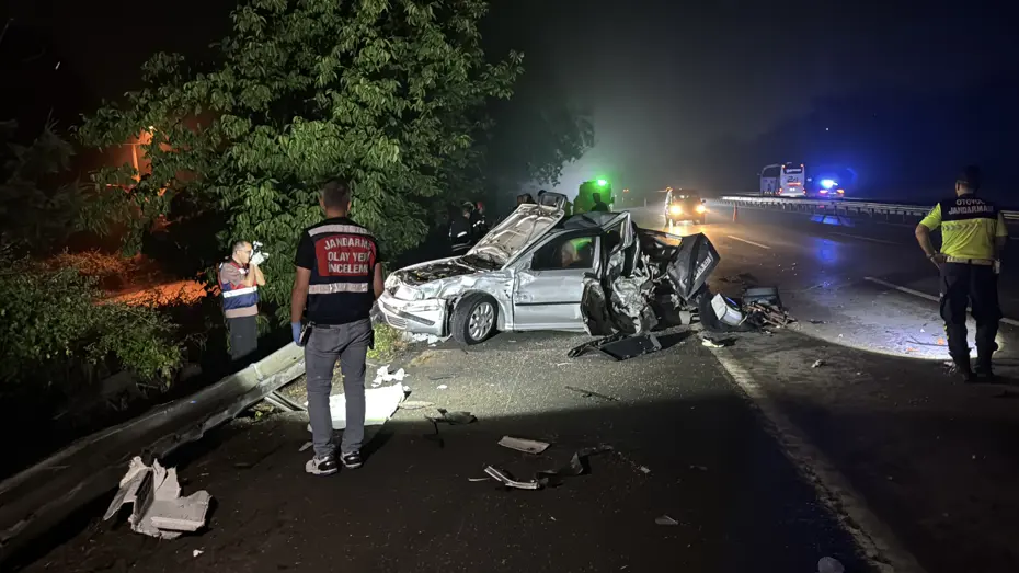 Kocaeli'de Feci Kaza: Emniyet Şeridindeki Otomobile TIR Çarptı, 1 Çocuk Hayatını Kaybetti