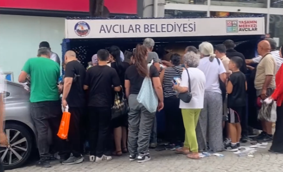 İstanbul Avcılar'da Çöpe Atılan Telefon Kılıfları İçin Kuyruk Oluşturdular